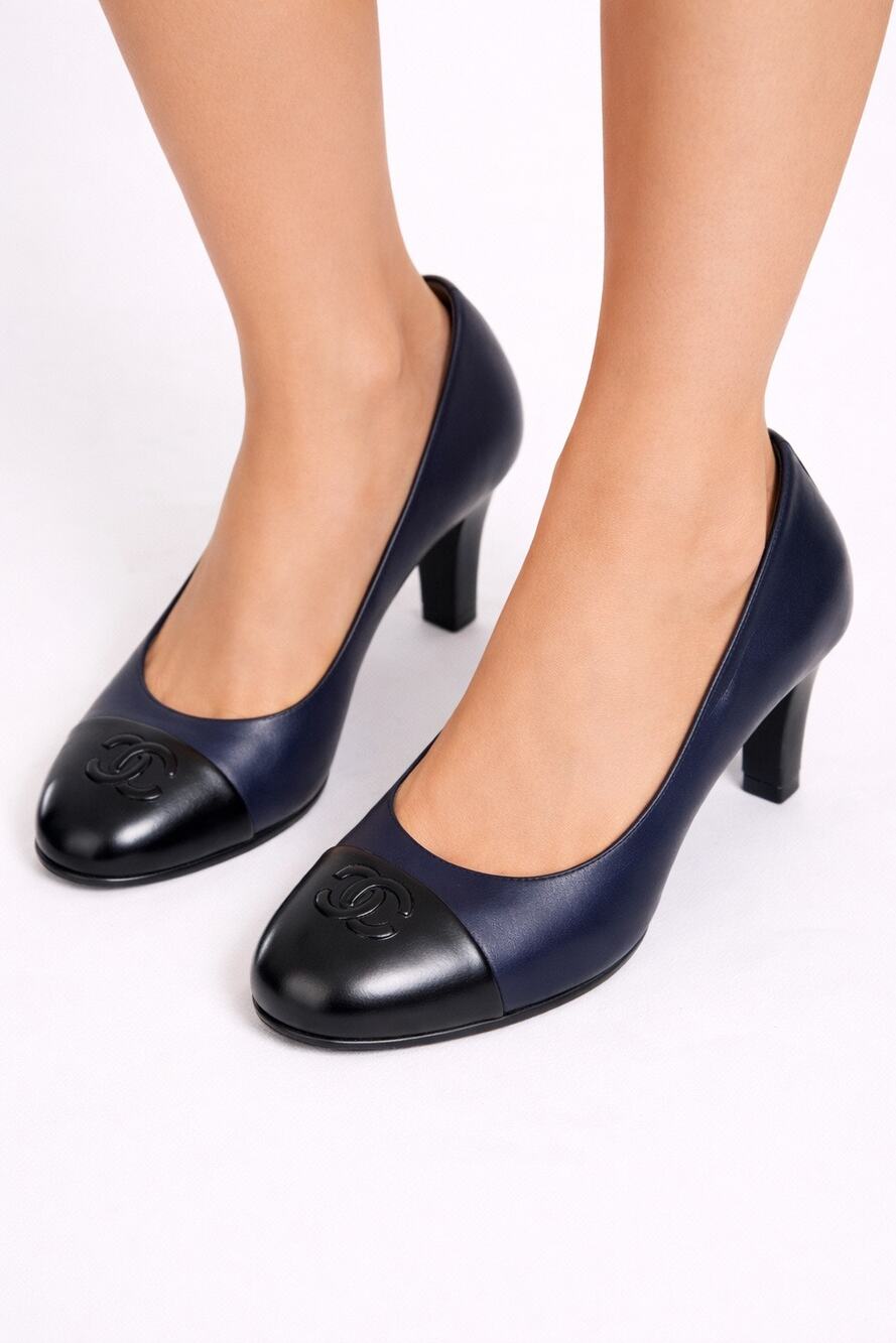 Chanel Cap Toe Leather Pumps CC Interlocking Logo Black Navy Size 39.5